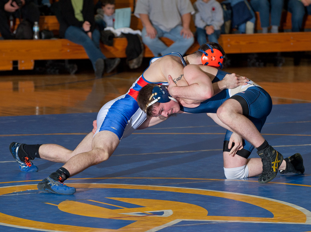 Blugold wrestlers edged by Titans, 24-22