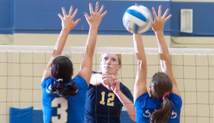 Volleyball Opens WIAC Tournament with 3-1 Win Over River Falls