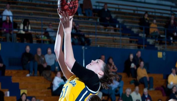 Women's Basketball Escapes with a Win at UW-Superior