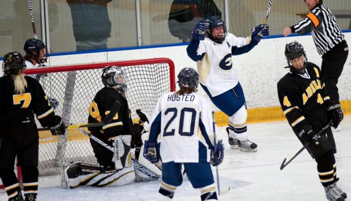 Women's Hockey Gets Conference Win At Home
