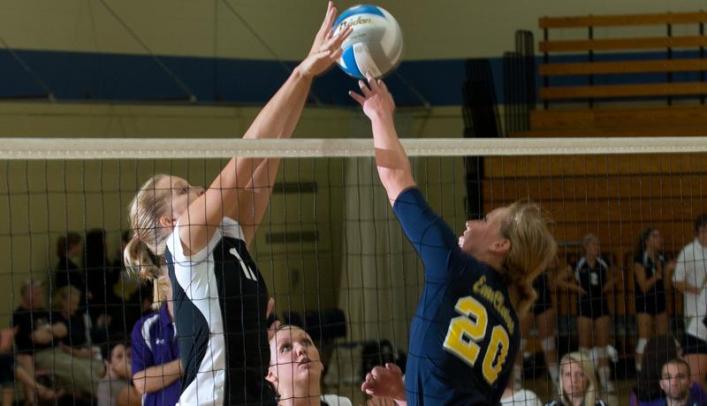 Volleyball Defeats Coe, Falls to St. Scholastica at Augsburg Invite