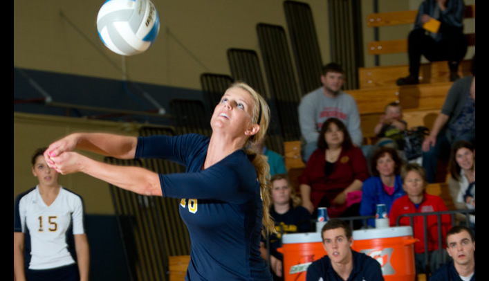 Volleyball Pushes Win Streak to Seven at Elmhurst Tourney