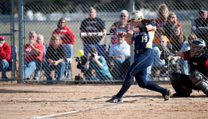 Blugolds Take Two From Pioneers at Home
