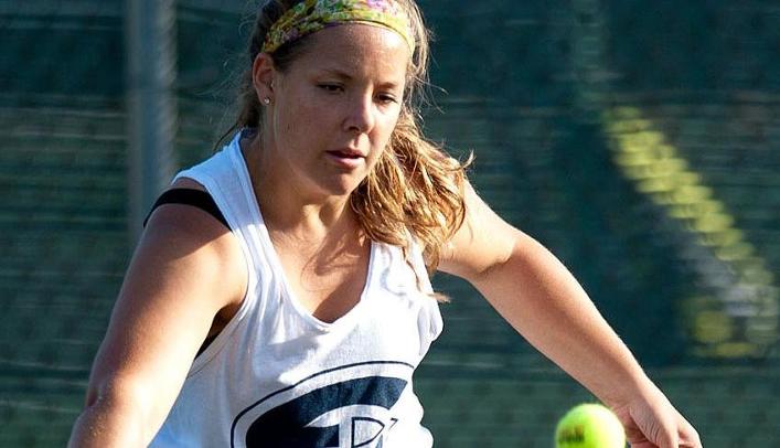 Women's Tennis Wins Two in Green Bay