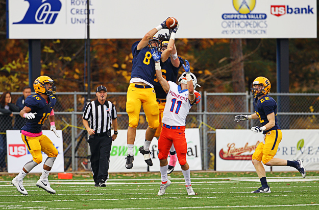 Blugolds fall to No. 10 Pioneers