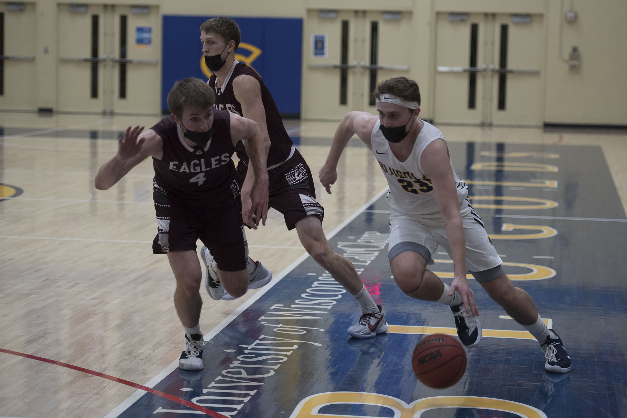 Kuepers' late three lifts Blugolds over Stout, 61-60