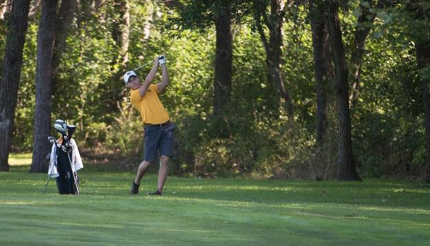 Men's golf leads the field after round one of Frank Wrigglesworth Blugold Invite