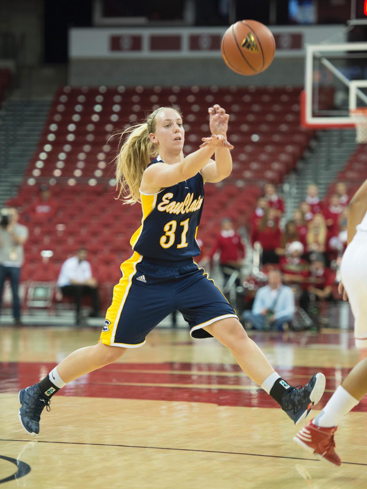 Lichtfuss Hits 1,000 Point Milestone As Blugolds Defeat No. 24 Tigers