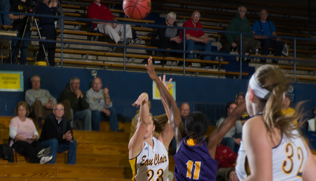 Blugolds hold off Eagles to start conference play with win