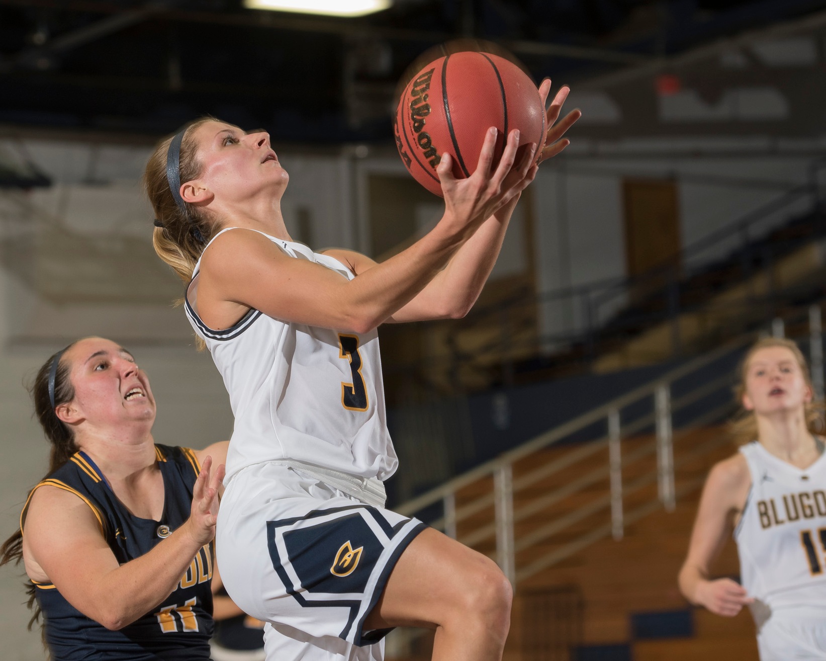 Bakken’s 15 and Dunathan’s near triple-double give Blugolds win in Texas