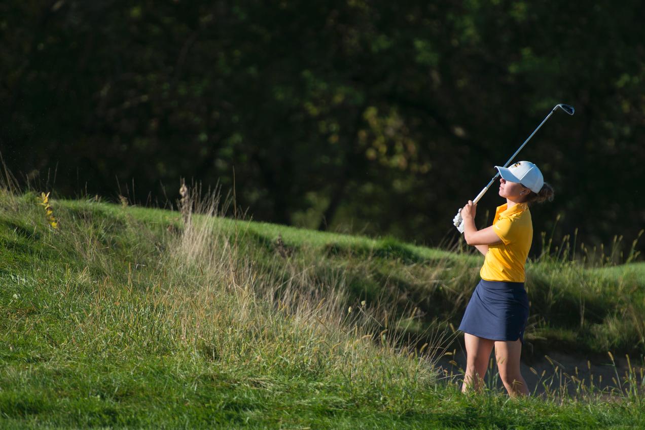 Women's Golf in second after round one of Georgianni Blugold Invite
