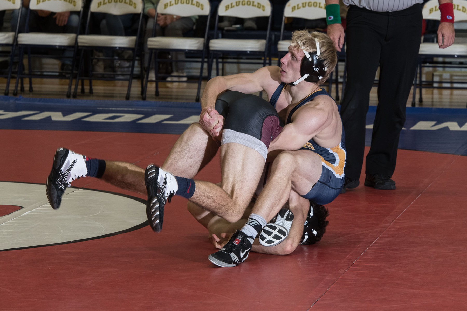 Blugolds dominate Oles in first road dual test