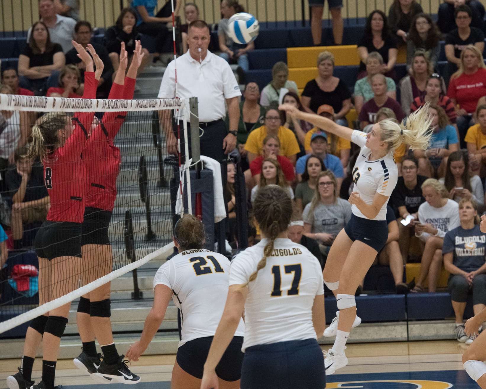 Blugolds Volleyball avenges previous loss to No. 17 St. Thomas