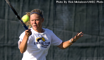 Women's Tennis Splits Two Home Contests