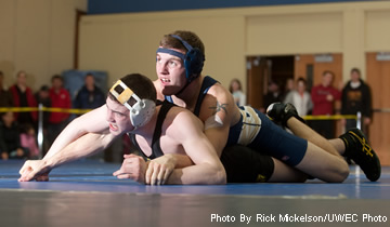 Blugold Wrestling Picks up Win, Top Finishes at Open