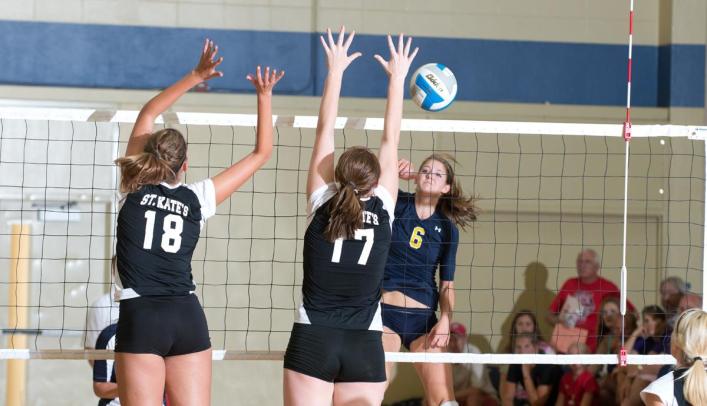 Volleyball Splits on Day One of Augsburg Invitational