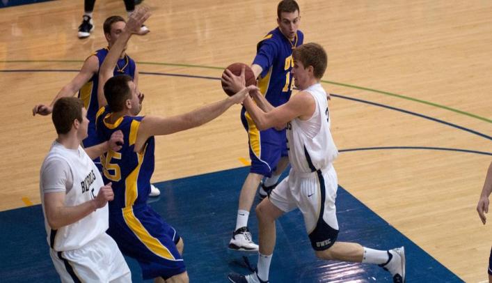 Men's Basketball Falls in a Close Game to Pioneers