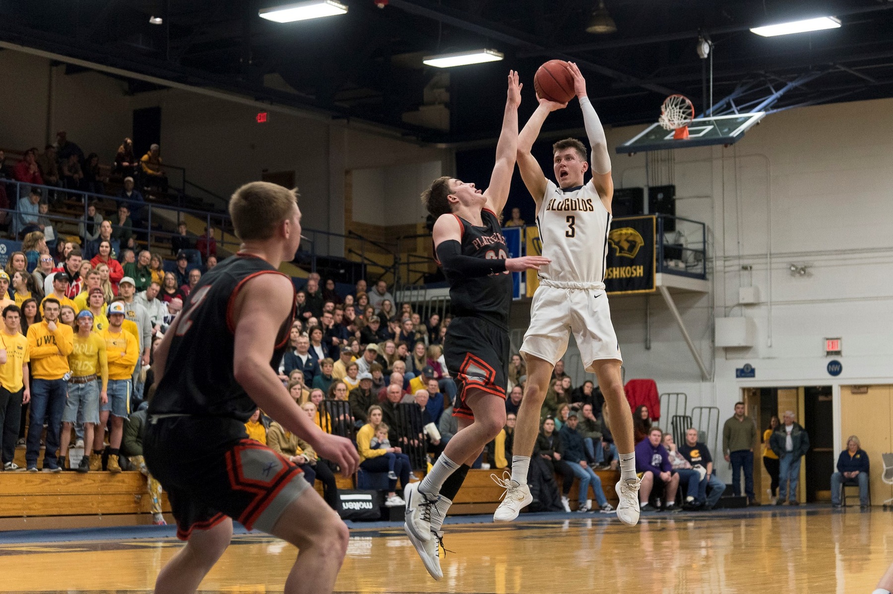 Blugolds fall to Johnnies in NCAA Second Round matchup