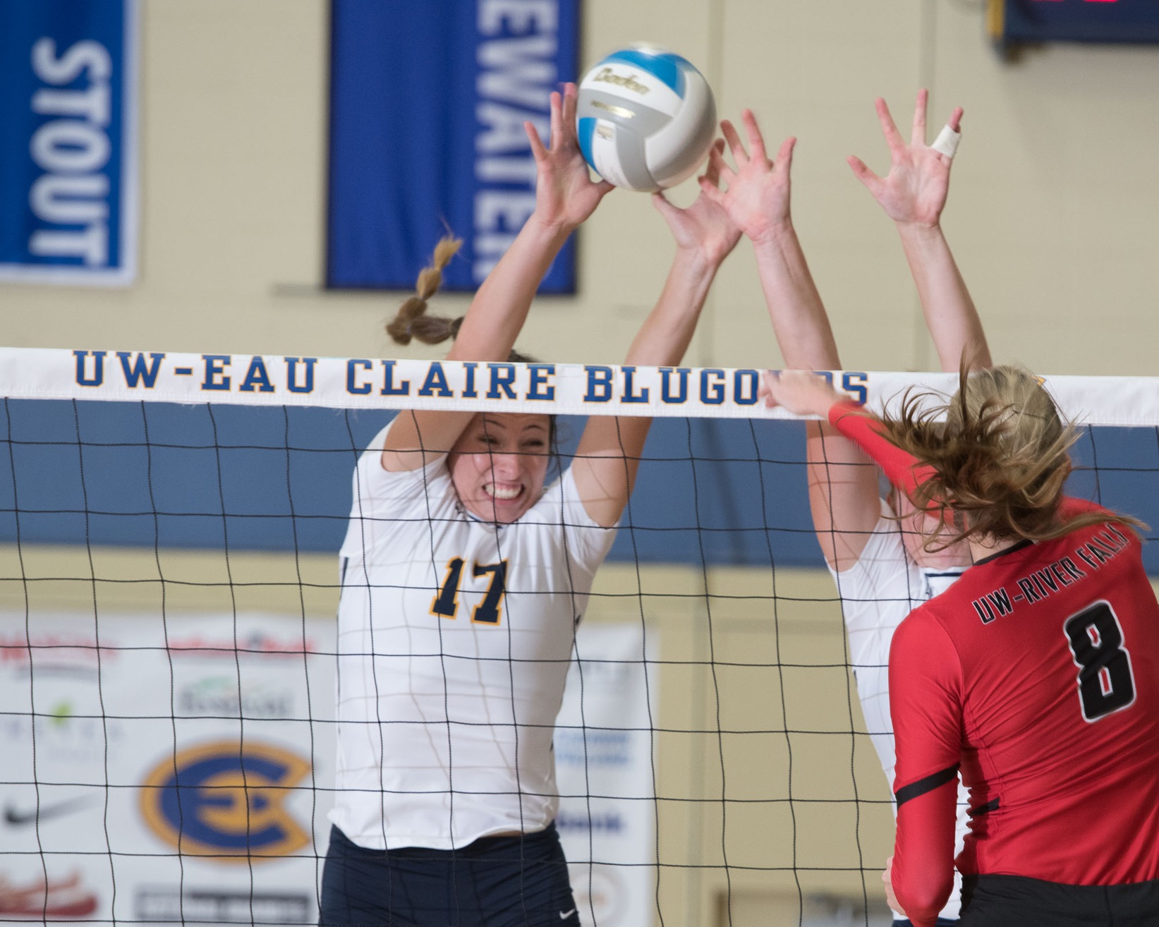 No. 15 Blugolds fall to No. 8 Chicago, defeat Millikin