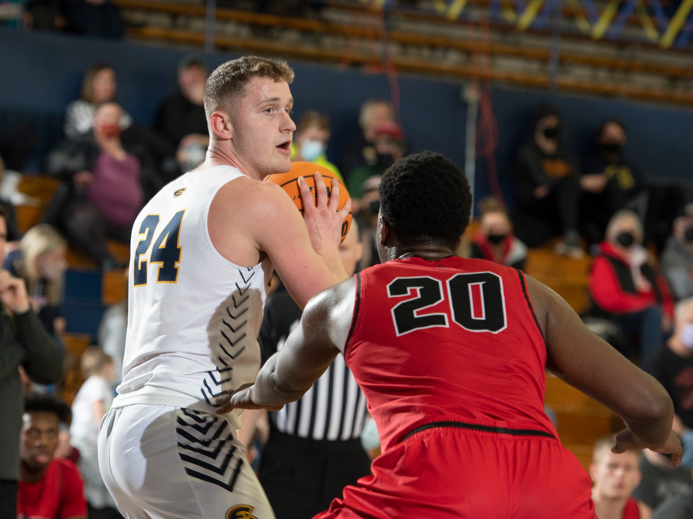 Blugolds Unable to Hold on After Strong First Half