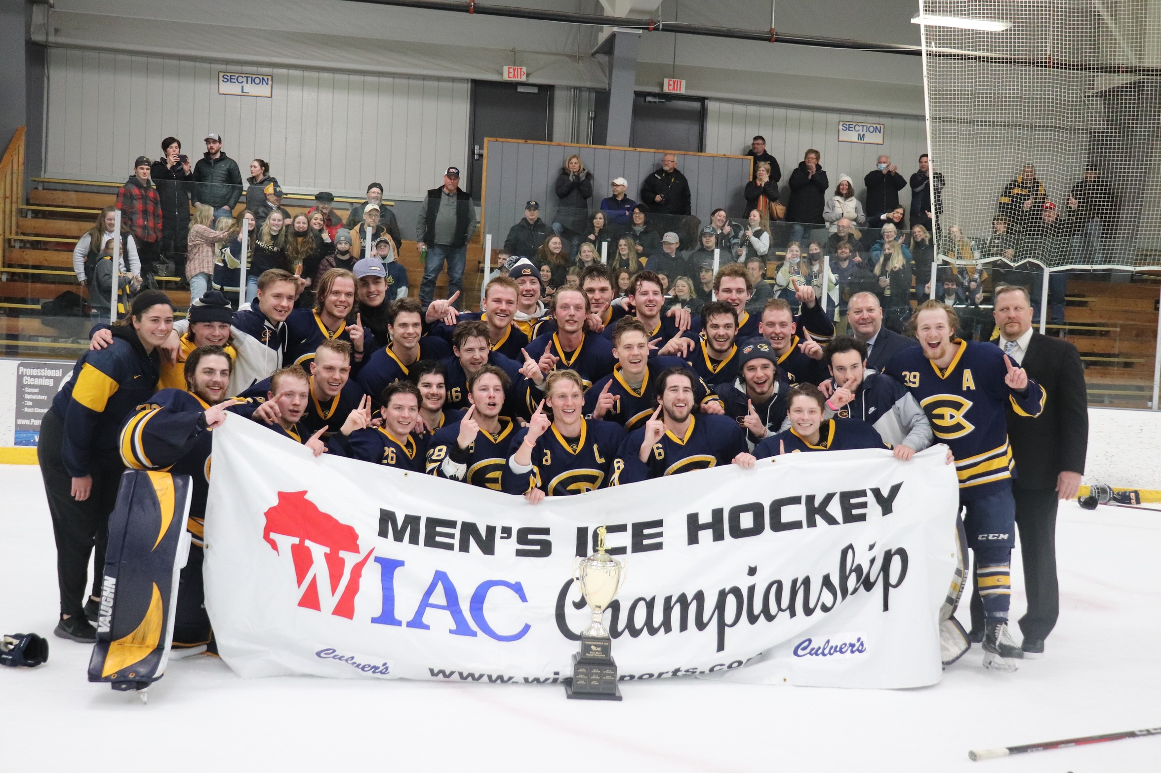 Men's Hockey defeats Pointers 6-2 to win Commissioner's Cup
